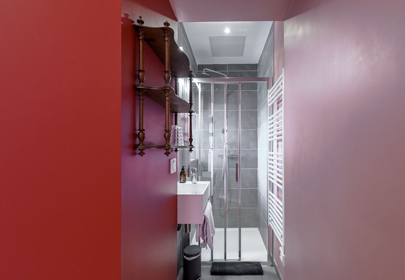 Salle de douche dans chaque chambre d'un domaine à louer Annecy