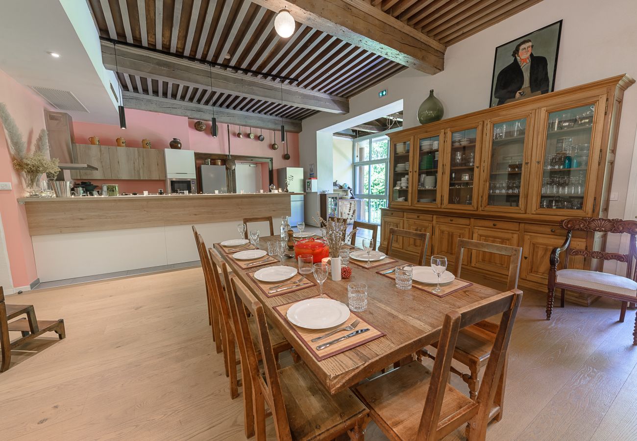 Grande Villa à louer avec jardin et salle à manger à Veyrier-du-Lac