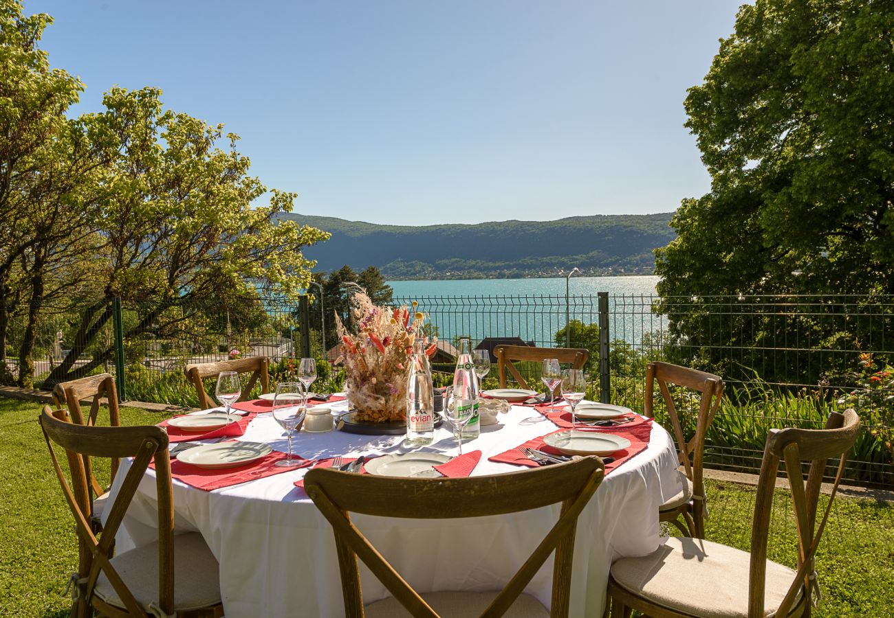 Villa avec grand jardin, tente nomade et vue sur Lac d'Annecy