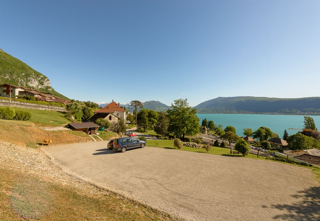 Parking 25 véhicules, grande familles ou évènements, vue lac