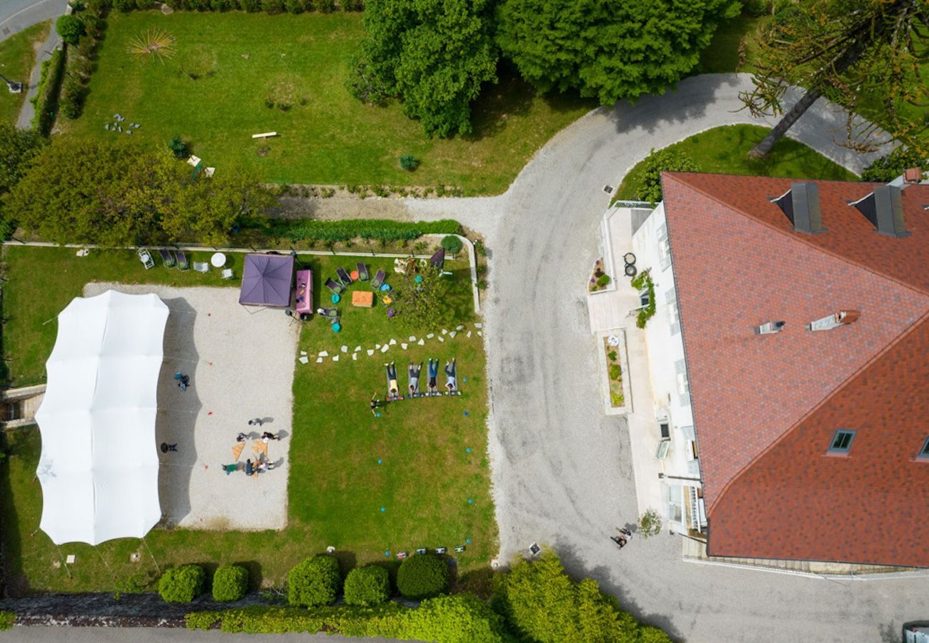 Vue aérienne de la propriété, jardin, tente nomade