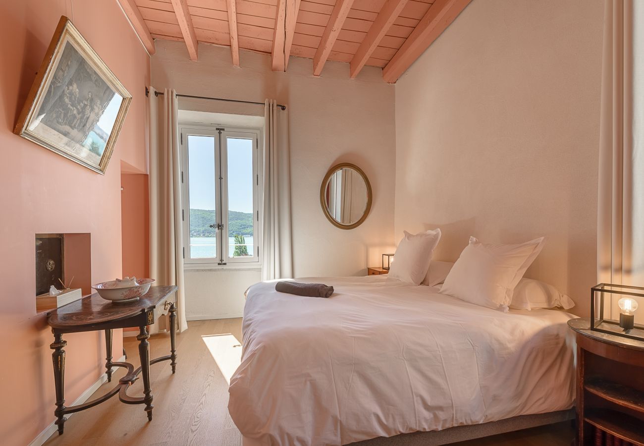 Chambre située au 1er étage disposant de 2 lits simples avec vue lac 