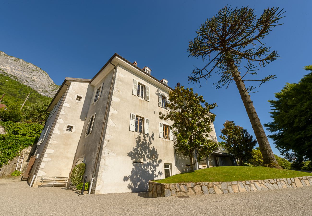 Villa historique dans un environnement calme et vue lac