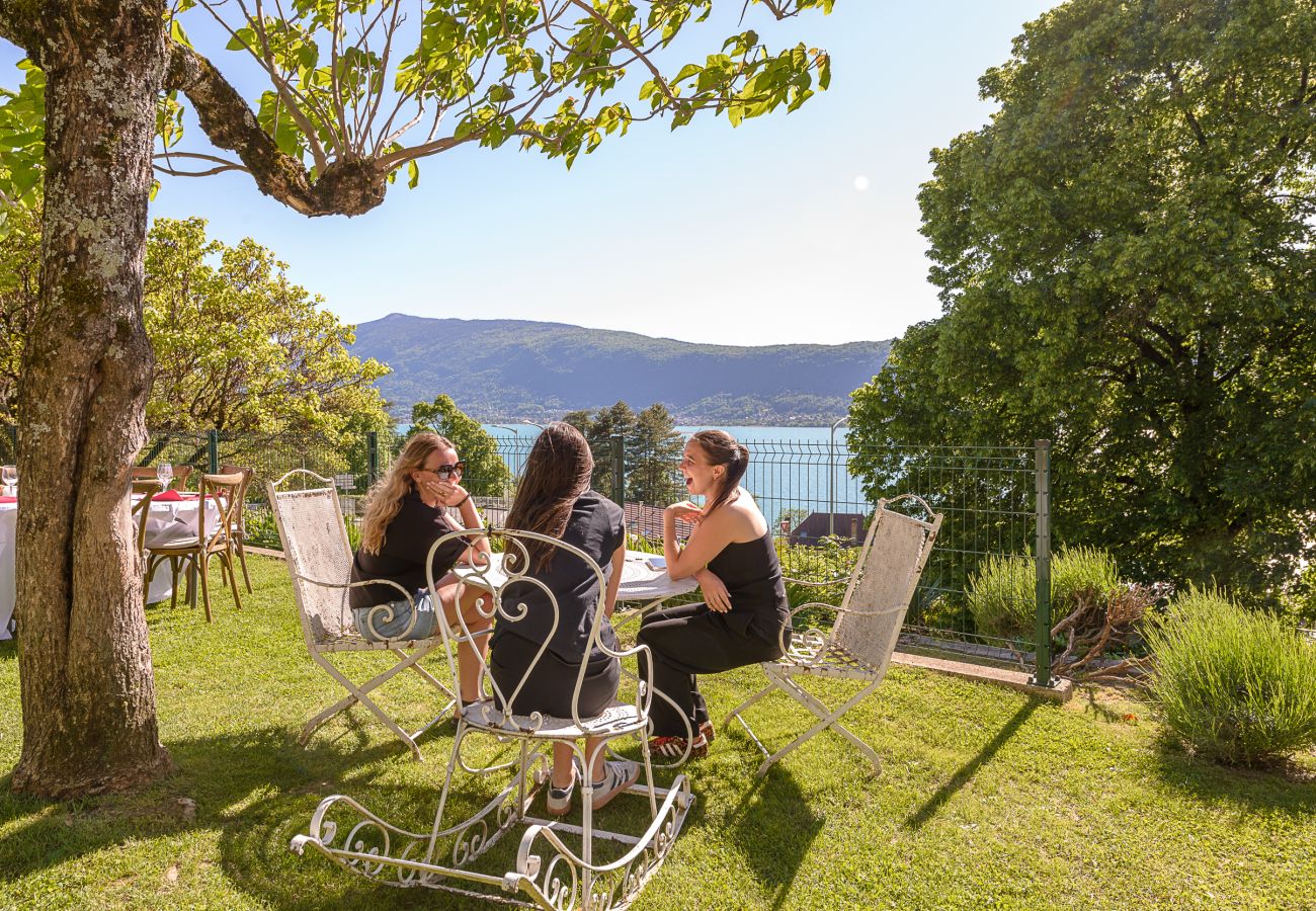 Jardin convivial et emménagé avec vue lac