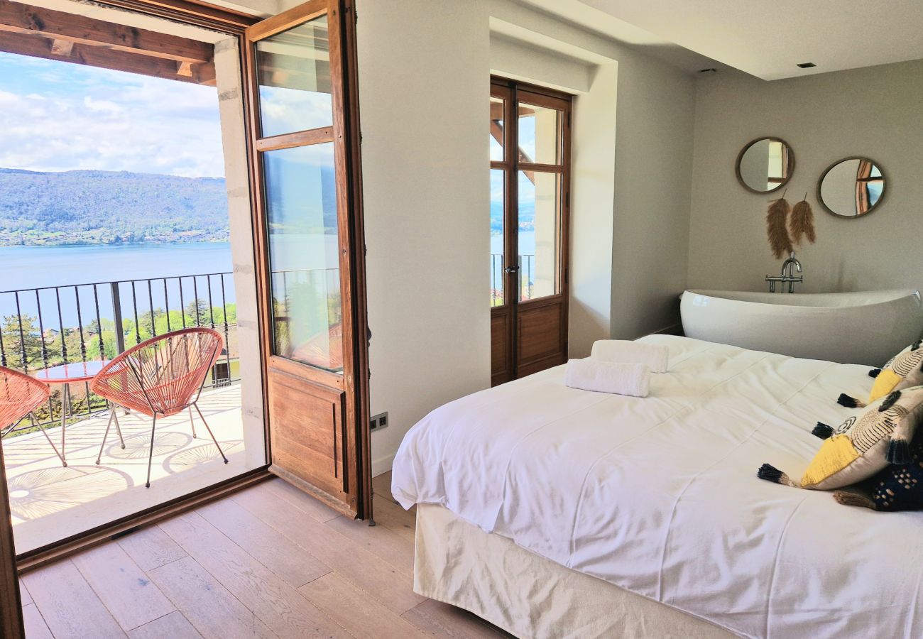 Chambre avec salle de bain dans villa à louer a annecy avec vue