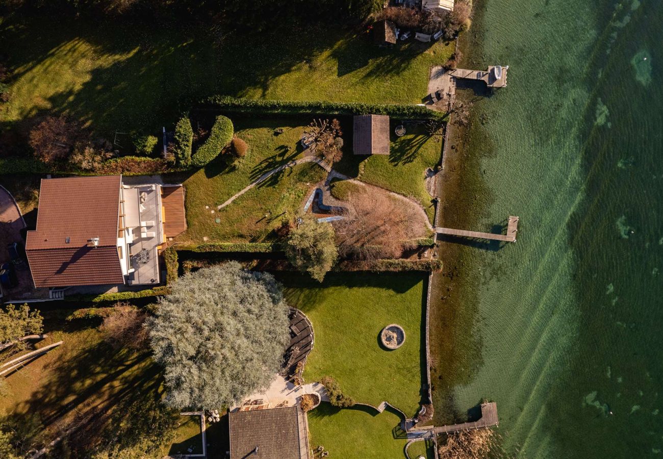 location villa pieds dans l'eau annecy