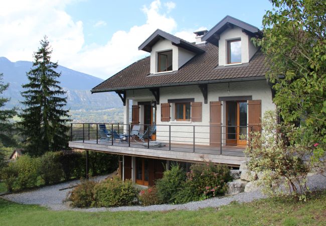 facade, exterior, balcony, garden, mountains view, parking, holidays, house, chalet, family, friends