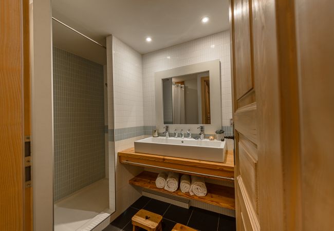 shower room, chalet, luxury, seasonal rental, high-end concierge, vacations, sun, mountains, La Clusaz