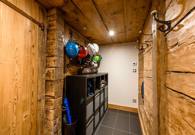 ski storage, ski room, valley of the confines, La Clusaz, shuttle, ski resort, mountain view, cocoon, cosy, luxury, rental agency 